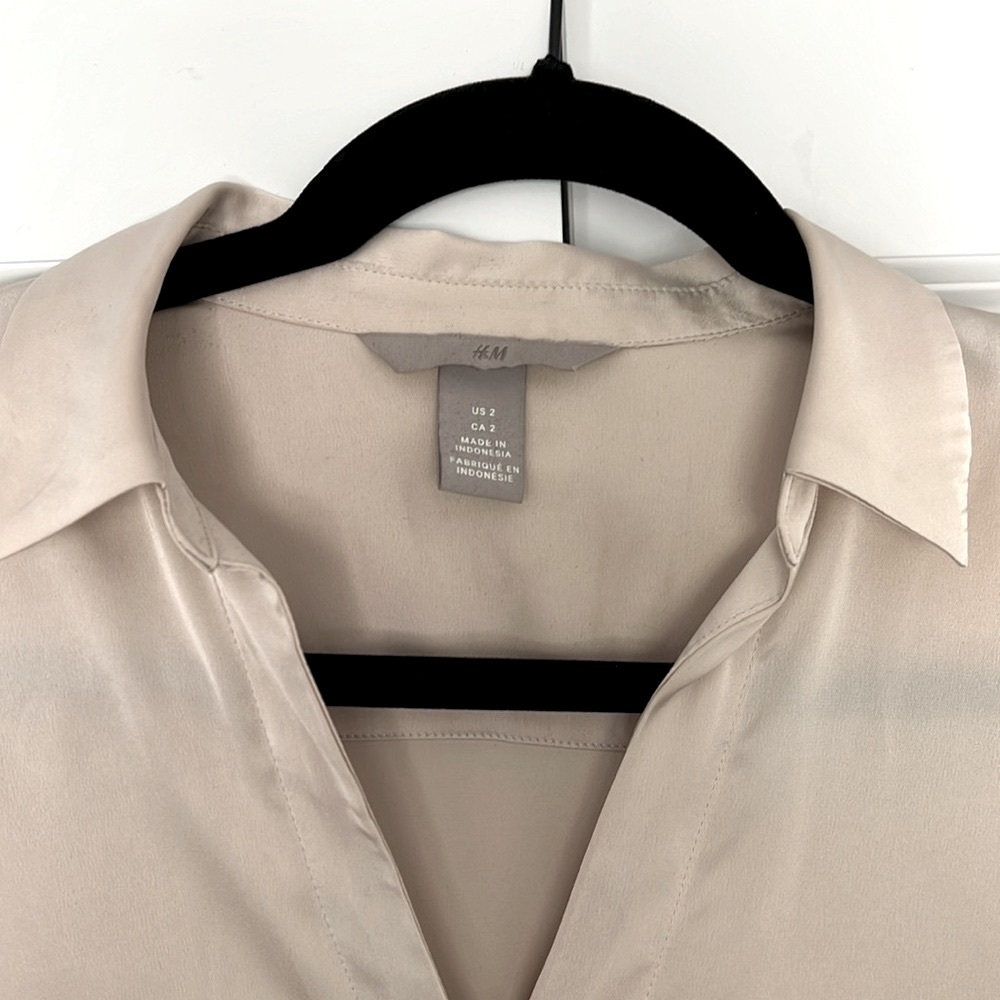 H&M Satin V-neck Collared Blouse - Picture 2 of 6